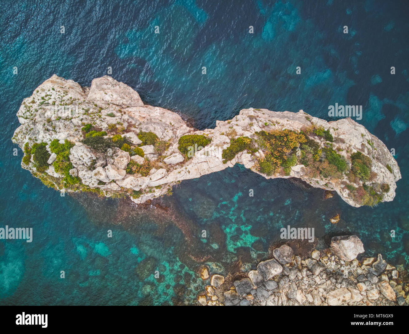 Vue aérienne de Es Pontas, un passage rocheux naturel au large de la côte de Cala Santanyi, Majorque, Iles Baléares, Espagne, Europe Banque D'Images