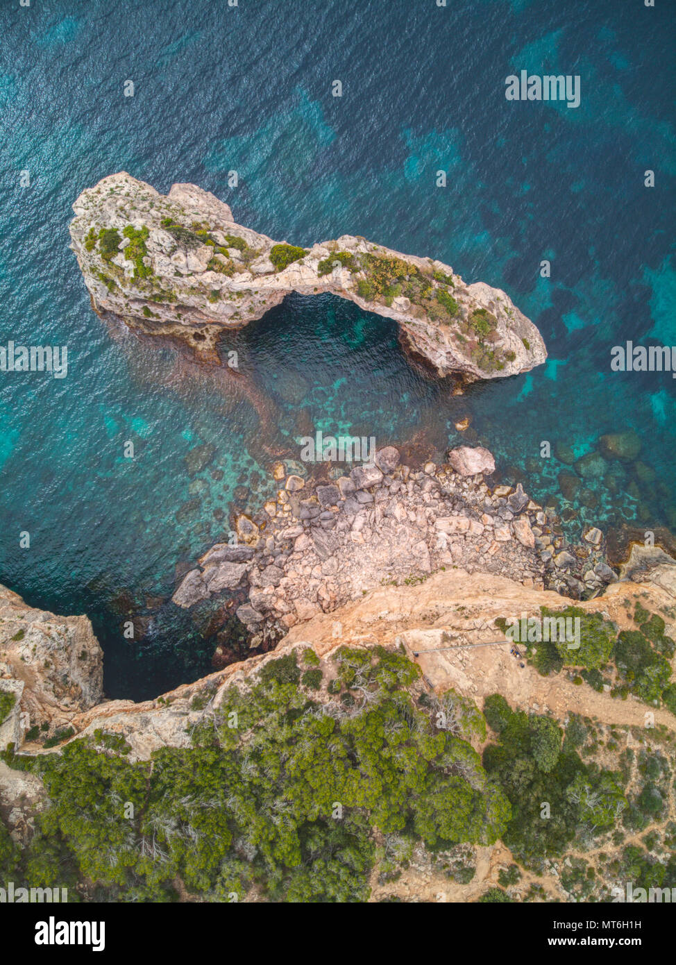 Vue aérienne de Es Pontas, un passage rocheux naturel au large de la côte de Cala Santanyi, Majorque, Iles Baléares, Espagne, Europe Banque D'Images