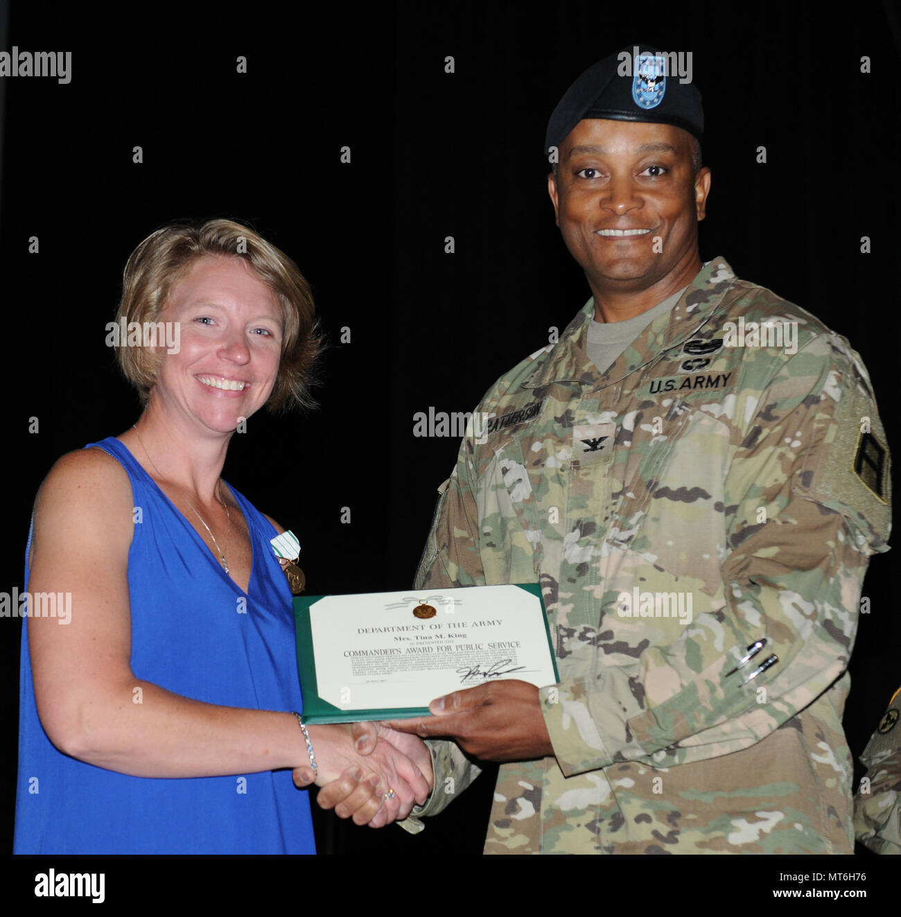 Le colonel Flint Patterson, commandant de la 4e Brigade de cavalerie Formation multifonctionnel prix, Mme Tina Roi le commandant's Award for public service au cours d'une cérémonie de passation de commandement le 4 juin au théâtre Waybur sur Fort Knox, Kentucky. C'est King épouse du lieutenant-colonel Steven King, le commandant sortant de la 3e Bataillon, 337e Régiment, et a servi comme membre de la famille du groupe de préparation du bataillon. (Photo prise par le sergent de l'armée. Rakeem Carter/publié.) Banque D'Images