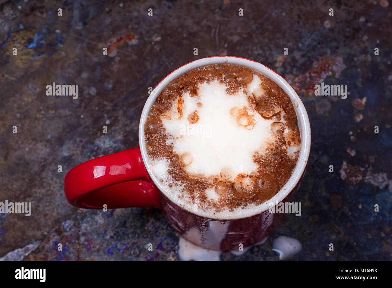 Chocolat chaud avec des guimauves sur tableau noir grunge Banque D'Images