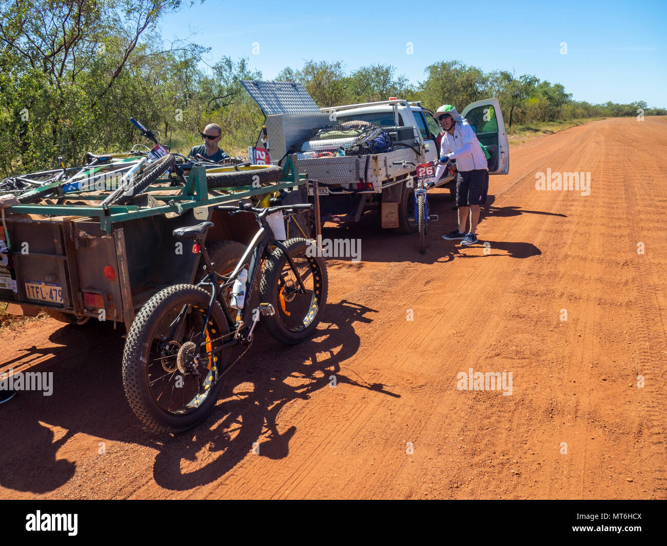Deux cyclistes masculins, support véhicule 4X4, vélos de montagne et de graisse vélo sur la Gibb River Road, le défi 2018 Gibb, Kimberley WA, Australie. Banque D'Images