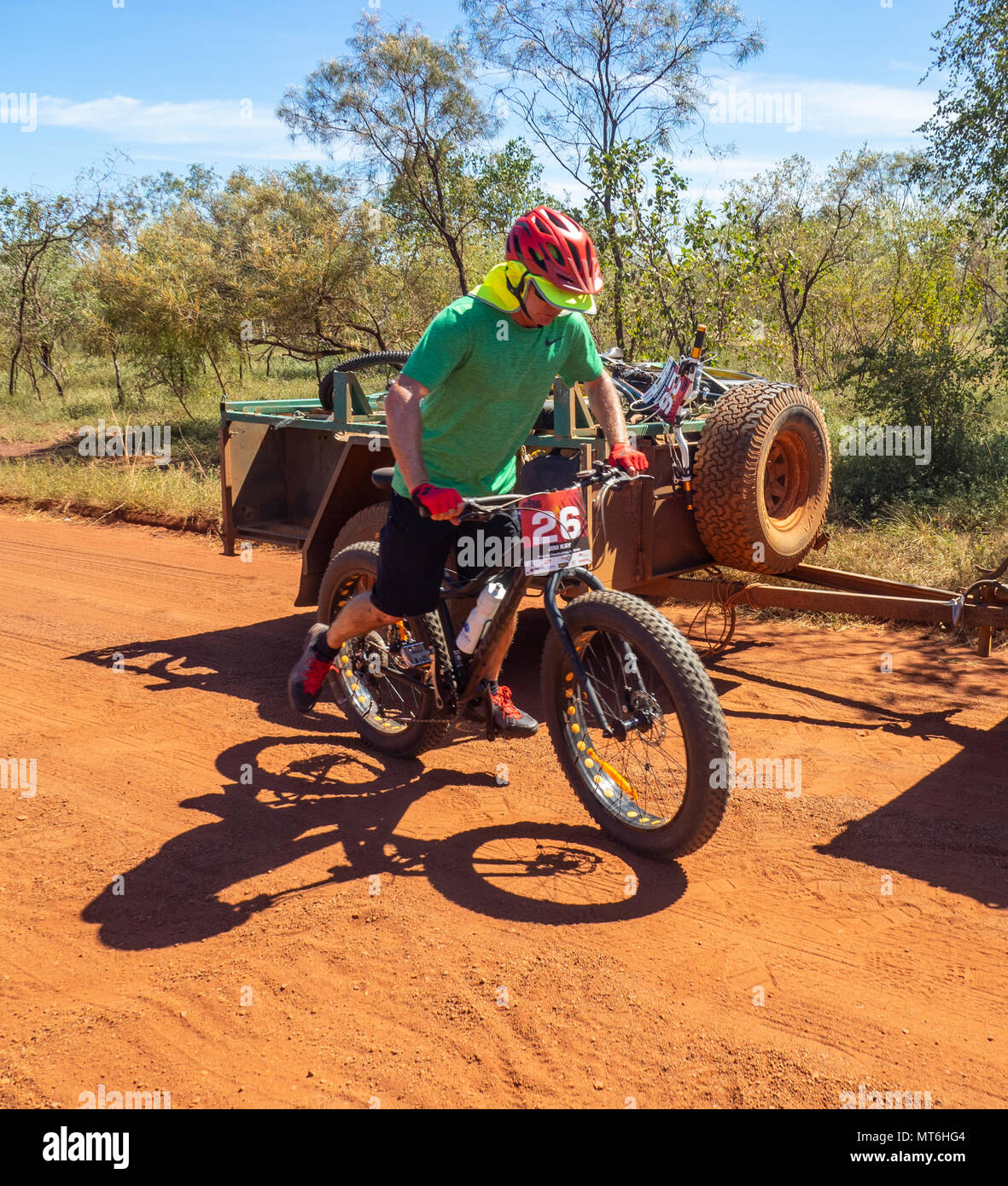 Un montage d'une cycliste vélo fat le Défi 2018 Gibb, Kimberley, WA, Australie. Banque D'Images