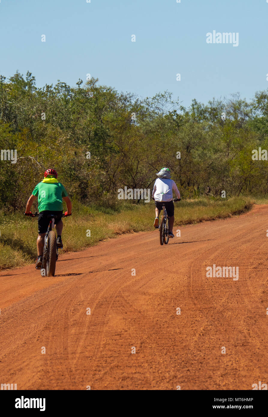 Deux cyclistes masculins la bicyclette et la graisse vélo sur la Gibb River Road, le Défi Vélo Gibb 2018 Kimberley, WA, Australie. Banque D'Images