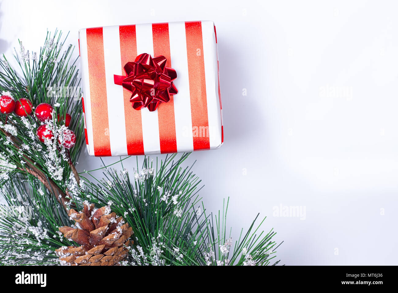 Cônes de pin et de cadeaux sur le fond blanc Banque D'Images