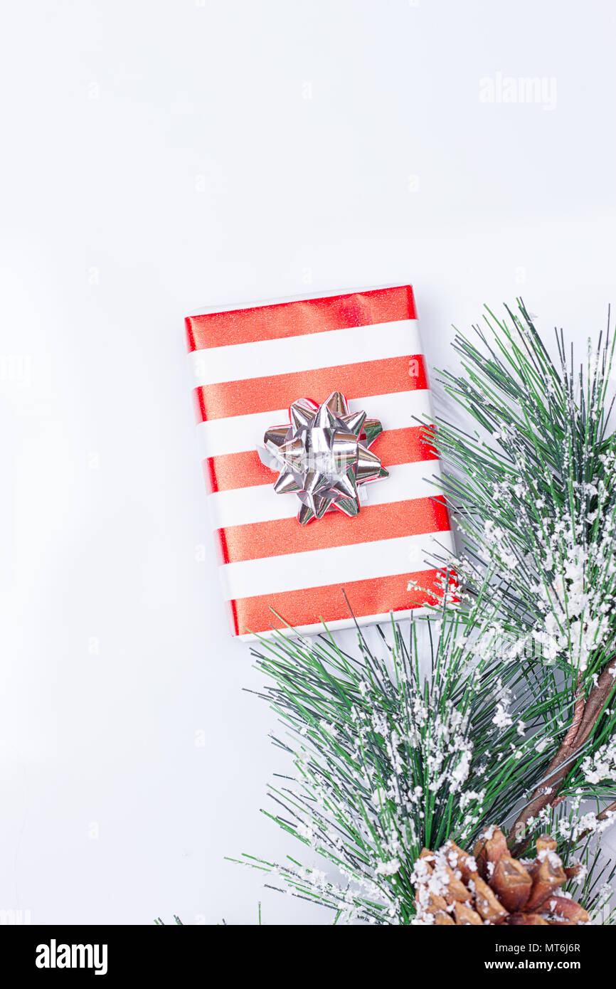 Cônes de pin et de cadeaux sur le fond blanc Banque D'Images