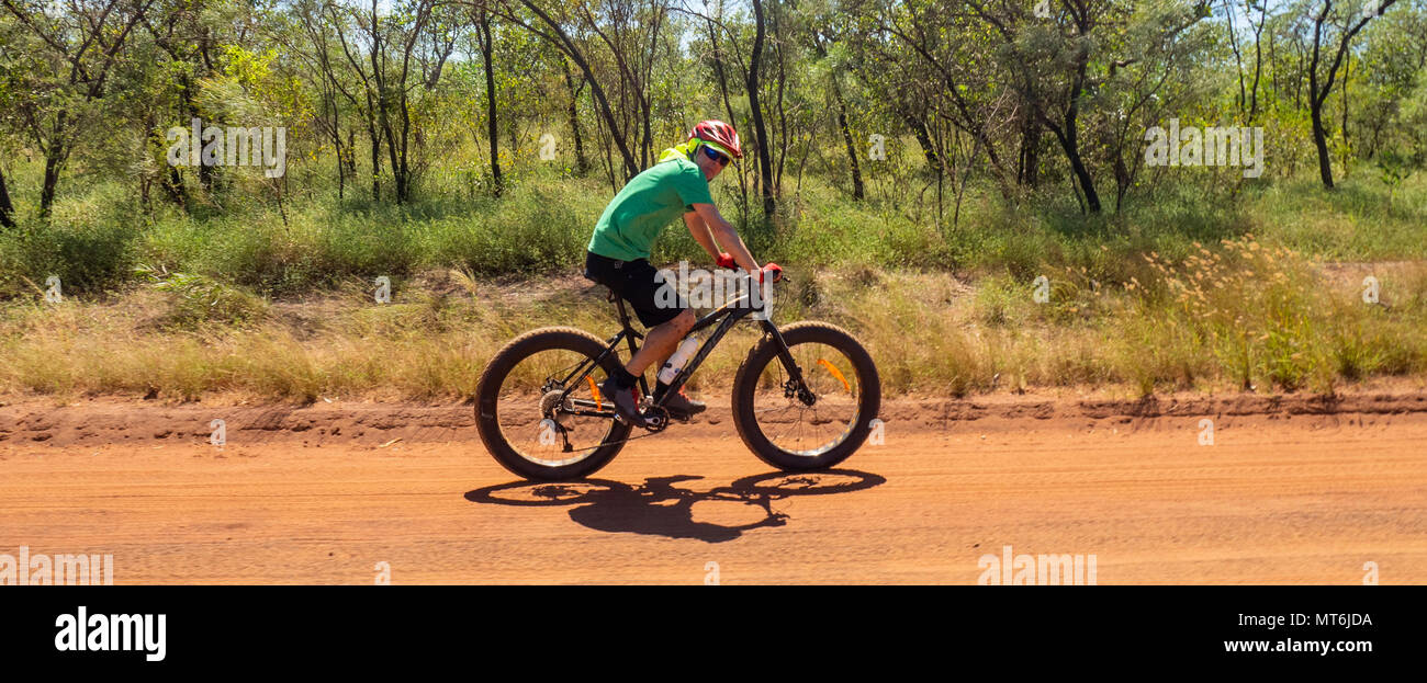 Un homme sur un cycliste vélo fat le Défi 2018 Gibb, Kimberley, WA, Australie. Banque D'Images