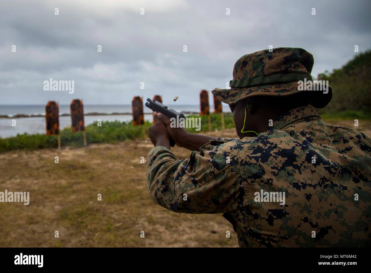 Le Corps des Marines des États-Unis. Un mortarman Tireke Wiggins, avec 3e Bataillon 4ème Marines attaché à Task Force 17 incendies, Koa Moana un glock 17 TAFAKULA au cours de l'exercice, sur l'île de Tongatapu (Tonga, le 21 juillet 2017. TAFAKULA d'exercice est conçu pour renforcer l'armée à militaires, et les relations communautaires entre Sa Majesté des Tonga dans l'Armée, l'armée française de Nouvelle Calédonie, New Zealand Defence Force, et les Forces armées des États-Unis. (U.S. Marine Corps photo par MCIPAC le Caméra de combat. Juan C. Bustos) Banque D'Images