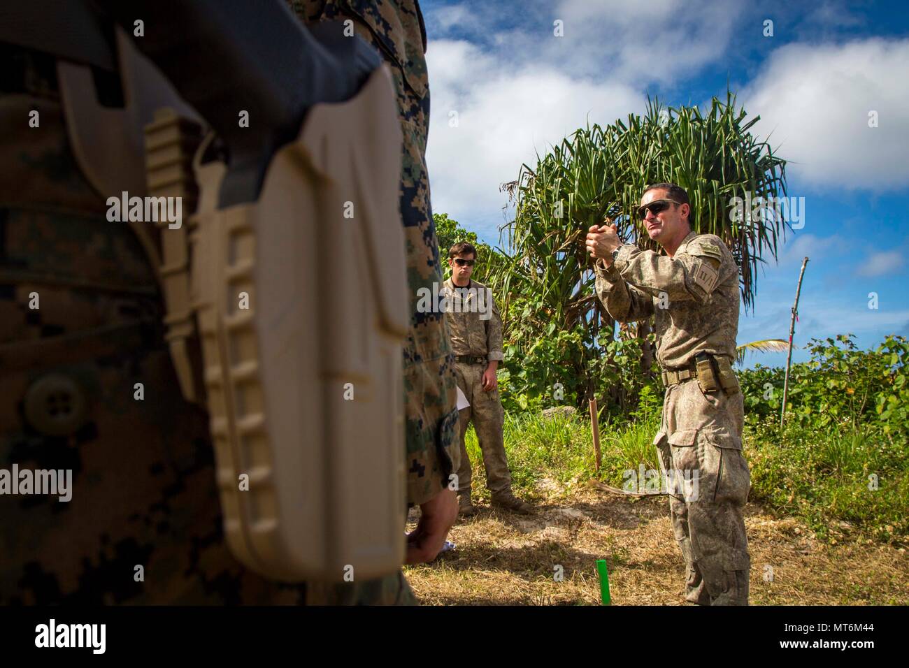 Le sergent de l'Armée de Nouvelle-Zélande. Le Major Paul Buckley, sergent-major de la société delta, montre des Marines américains avec 3e bataillon du 4e Groupe de travail attaché à Marines Moana 17 Koa, la bonne façon de tenir le glock 17 TAFAKULA au cours de l'exercice, sur l'île de Tongatapu (Tonga, le 21 juillet 2017. TAFAKULA d'exercice est conçu pour renforcer l'armée à militaires, et les relations communautaires entre Sa Majesté des Tonga dans l'Armée, l'armée française de Nouvelle Calédonie, New Zealand Defence Force, et les Forces armées des États-Unis. (U.S. Marine Corps photo par MCIPAC le Caméra de combat. Juan C. Bustos) Banque D'Images