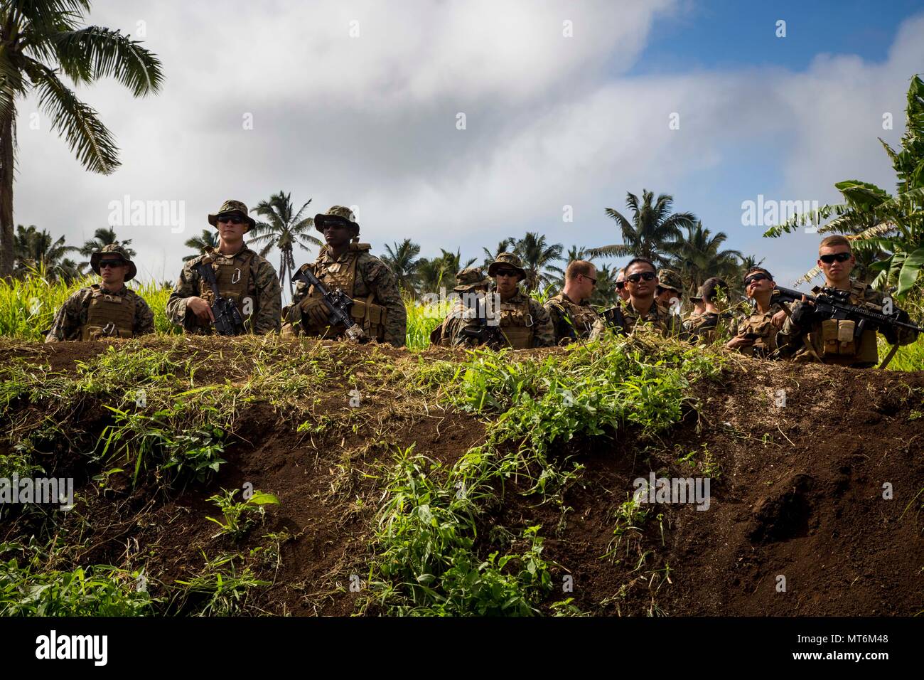 Les Marines américains avec 3e bataillon du 4e Groupe de travail attaché à Marines Moana 17 Koa, regardez par-dessus un talus pendant l'exercice, TAFAKULA sur l'île de Tongatapu (Tonga, le 21 juillet 2017. TAFAKULA d'exercice est conçu pour renforcer l'armée à militaires, et les relations communautaires entre Sa Majesté des Tonga dans l'Armée, l'armée française de Nouvelle Calédonie, New Zealand Defence Force, et les Forces armées des États-Unis. (U.S. Marine Corps photo par MCIPAC le Caméra de combat. Juan C. Bustos) Banque D'Images