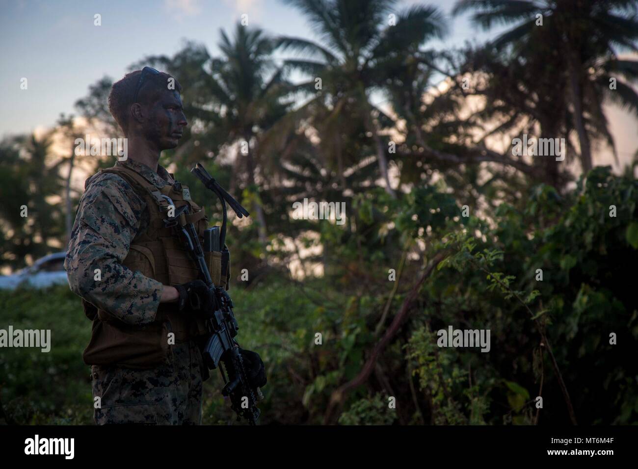 Corps des Marines des États-Unis Le Cpl. Anthony poids, un carabinier avec 3e bataillon du 4e Groupe de travail attaché à Marines Moana 17 Koa évalue une zone pour les ennemis au cours d'un service commun de l'exercice de formation d'infanterie dans le cadre de l'exercice TAFAKULA sur l'île de Vava'u, Tonga, le 25 juillet 2017. TAFAKULA d'exercice est conçu pour renforcer l'armée à militaires, et les relations communautaires entre Sa Majesté des Tonga dans l'Armée, l'armée française de Nouvelle Calédonie, New Zealand Defence Force, et les Forces armées des États-Unis. (U.S. Marine Corps photo par MCIPAC le Caméra de combat. Juan C. Bustos) Banque D'Images