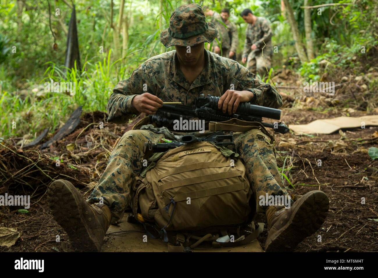 Corps des Marines des États-Unis Le Cpl. Louis Nosiglia, un carabinier avec 3e bataillon du 4e Groupe de travail attaché à Marines Moana 17 Koa, nettoie son arme au cours d'un service commun de l'exercice de formation d'infanterie dans le cadre de l'exercice TAFAKULA sur l'île de Vava'u, Tonga, le 26 juillet 2017. TAFAKULA d'exercice est conçu pour renforcer l'armée à militaires, et les relations communautaires entre Sa Majesté des Tonga dans l'Armée, l'armée française de Nouvelle Calédonie, New Zealand Defence Force, et les Forces armées des États-Unis. (U.S. Marine Corps photo par MCIPAC le Caméra de combat. Juan C. Bustos) Banque D'Images