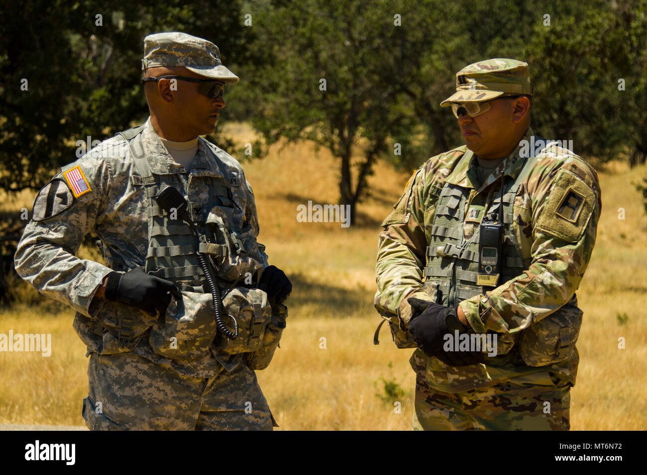 Le colonel Flint Patterson, commandant de la 4e Brigade de cavalerie Formation multifonctionnel, à gauche, se réunit avec le capitaine Gustavo Madrigal, un observateur coach/entraîneur avec 4e CAV MFTB, pour discuter des progrès accomplis par la 718e compagnie du génie de combat à l'horizontale Support Formation Exercice 91-17-03 12 Juillet 2017 à Fort Hunter Liggett, CA. CSTX est un exercice dirigé par la Division de la Formation 91e conçu pour aider à combattre et lutter contre le service service-unités d'appui à la planification, la préparation, la supervision et l'exécution de la formation collective de mobilisation. (U.S. Photo de l'armée par le Sgt. Rakeem Carter) Banque D'Images