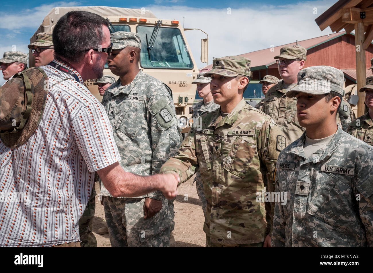 Sullivan Nat, le YMCA des Rocheuses - Snow Mountain Ranch directeur de la construction, les mains de l'armée américaine Réserver SPC. Alex Lopez, un spécialiste de la menuiserie et la maçonnerie pour la 994e compagnie du génie de Denver, Colorado, une appréciation coin du YMCA des Rocheuses à Granby, Colorado, le 21 juillet 2017. (U.S. Photo de la réserve de l'armée par la CPS. Ce Shi, 222e Détachement des affaires publiques de radiodiffusion) Banque D'Images