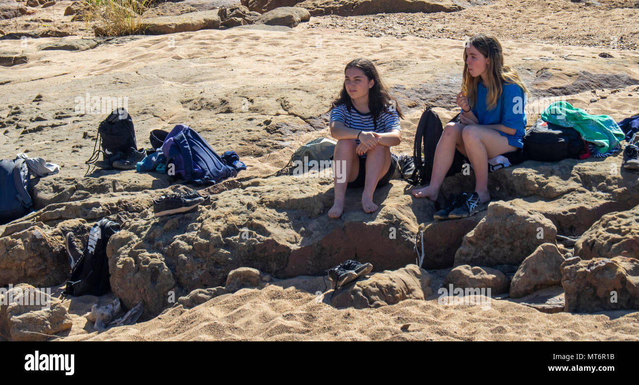 Deux filles assis sur des roches par la rivière Lennard, Gibb River Road, Kimberley, WA, Australie Banque D'Images