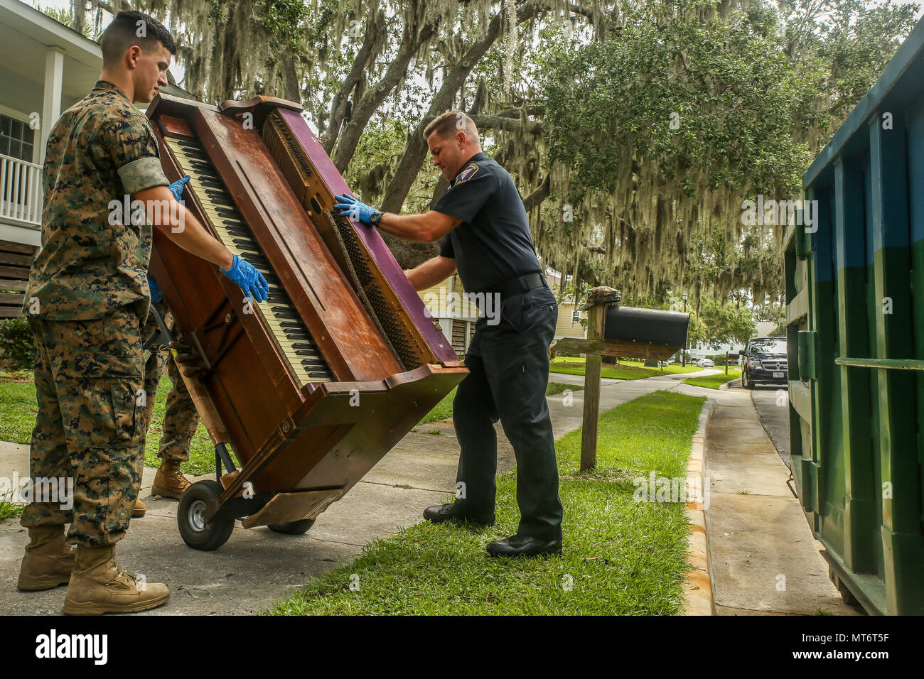 La police militaire a transporter un piano d'une maison endommagée par un incendie d'une benne à bord Marine Corps Recruter Depot Parris Island, le 27 juillet. Des marines et des civils avec le bureau du grand prévôt ont donné de leur temps pour aider une famille dans le besoin dans le cadre de leur mission de protéger et servir. La police militaire sont avec le BP et l'Administration centrale de l'Escadron, Marine Corps Air Station Beaufort. Banque D'Images