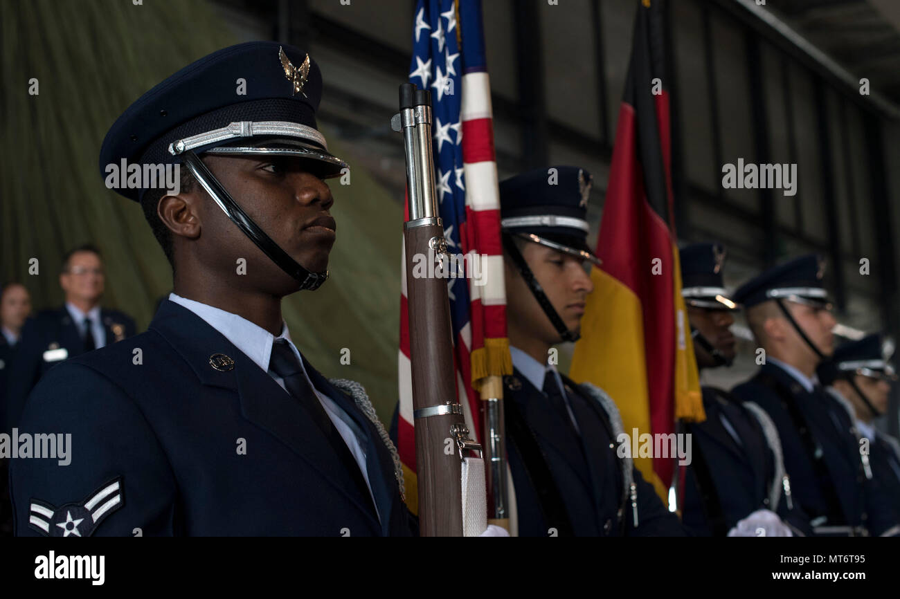 La Garde d'honneur de la base de Ramstein effectue des tâches cérémonielles, y compris l'affichage des couleurs lors des événements officiels de l'US Air Force à la base aérienne de Ramstein, en Allemagne, le 20 juillet 2017. L'image d'archives documente la participation à une cérémonie de changement de commandement avec protocole officiel de port de fusil. Banque D'Images