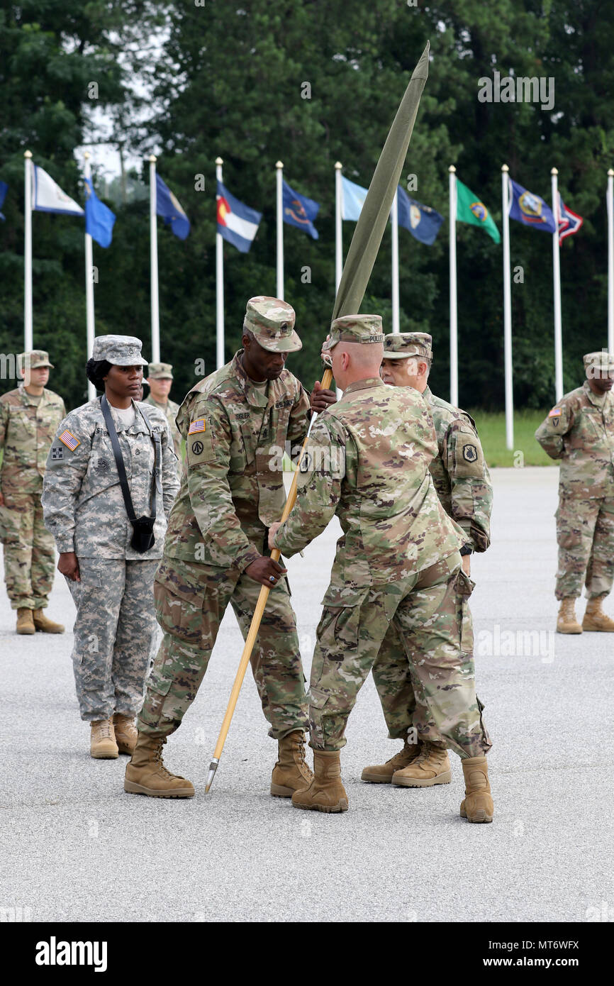 Des soldats de la réserve de l'Armée américaine à partir de la 98e Division de la formation (formation initiale d'inactivé) huit unités au cours d'une cérémonie à Fort Benning, en Géorgie le 8 juillet 2017. Les unités étant inactivé remonte à 1917 et 1946 et leurs soldats ont servi dans de nombreuses opérations qui vont de la Première Guerre mondiale, à l'Afghanistan. La 98e Division de la formation (IET), le brigadier général commandant. Le général Miles Davis, a déclaré A. Ces unités noblement servi la nation pour les générations futures. "Ces unités ont augmenté pour tous les défis qui leur sont données. Je félicite les soldats et les familles, anciens et actuels, de ces unités pour leur dur travail, Banque D'Images