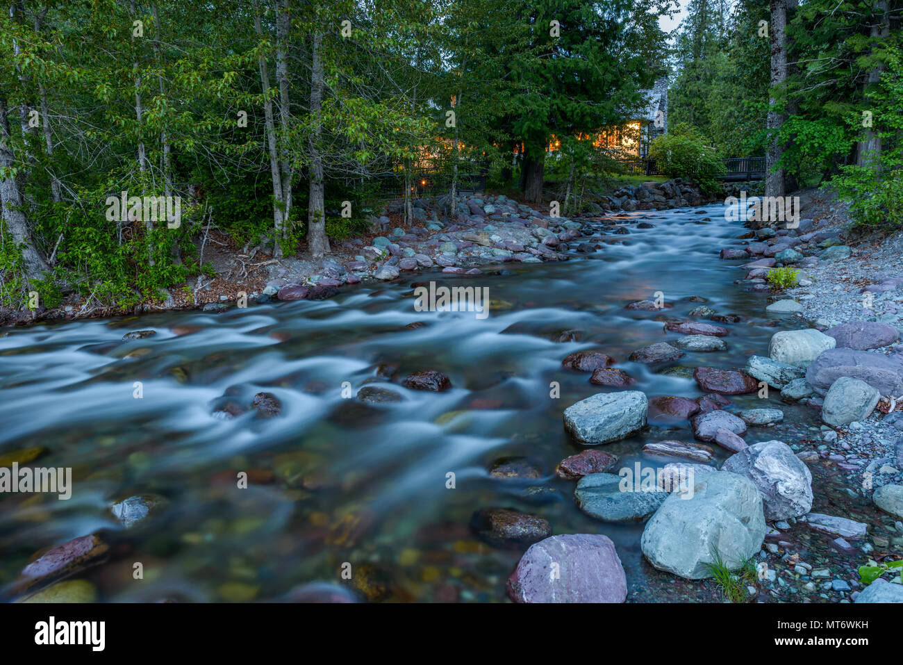 Snyder Creek - un printemps crépuscule vue de Snyder Creek à Lake McDonald Lodge. Le Glacier National Park, Montana, USA. Banque D'Images