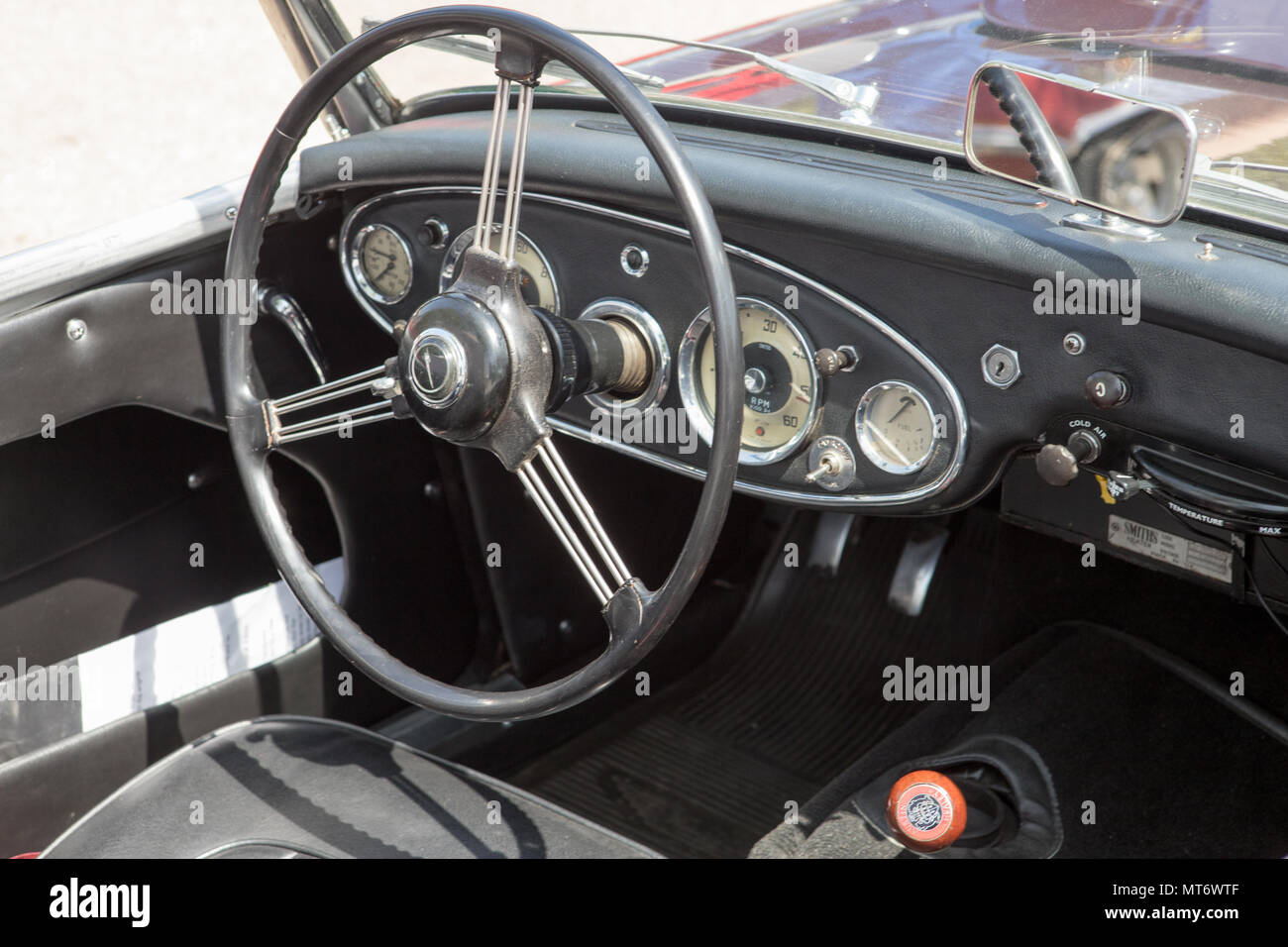 Voiture classique intérieur, planche de bord volant Austin Healey 3000, style vintage, années 50 années 60 années 70, Banque D'Images