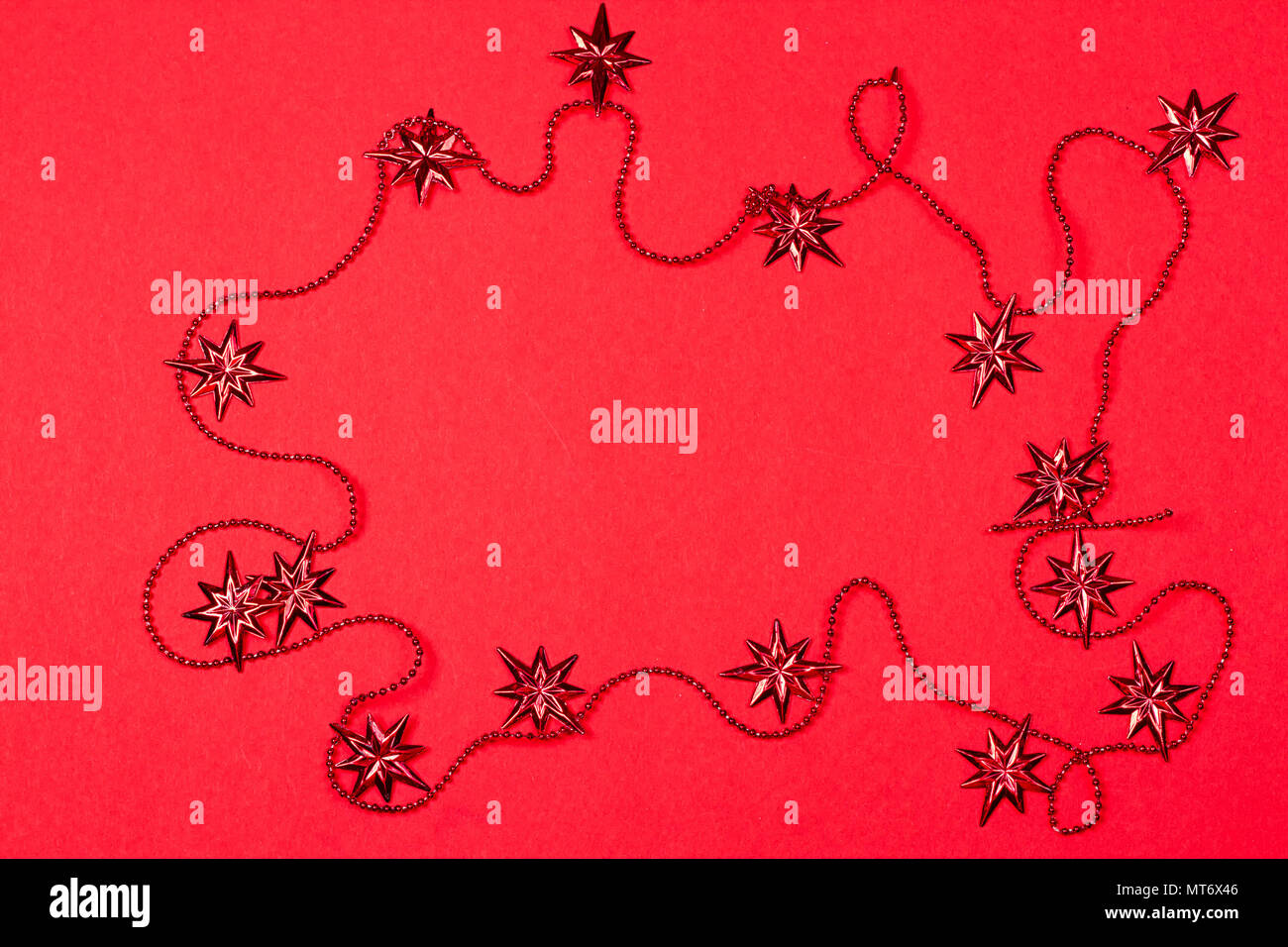 Décoratif fête garland sur fond rouge Banque D'Images