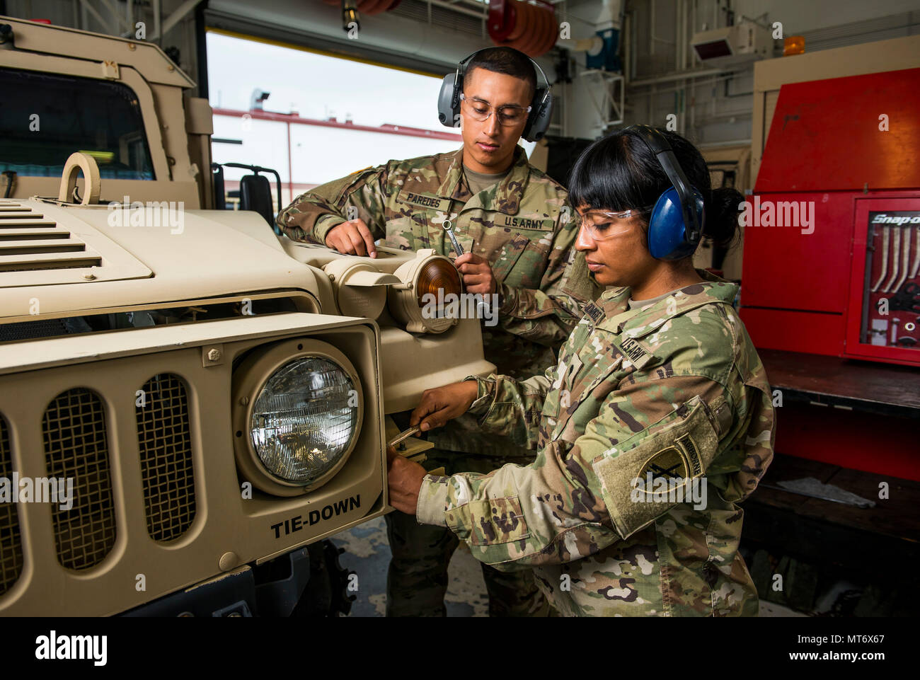 La séance de photos promotionnelles de recrutement de la réserve de l'armée des États-Unis tenue à la base conjointe McGuire-dix-Lakehurst, dans le New Jersey, le 25 juillet 2017, comprenait des mécaniciens de véhicules à roues représentant des unités aéroportées du génie et des affaires civiles. L'image d'archives enregistre le personnel posant pour le recrutement officiel et les médias de sensibilisation produits par les affaires publiques de la réserve de l'Armée de terre. Banque D'Images