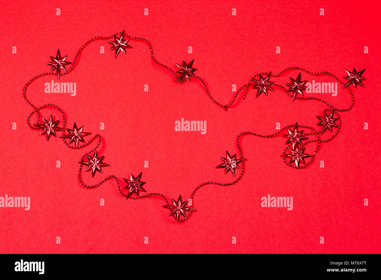 Décoratif fête garland sur fond rouge Banque D'Images