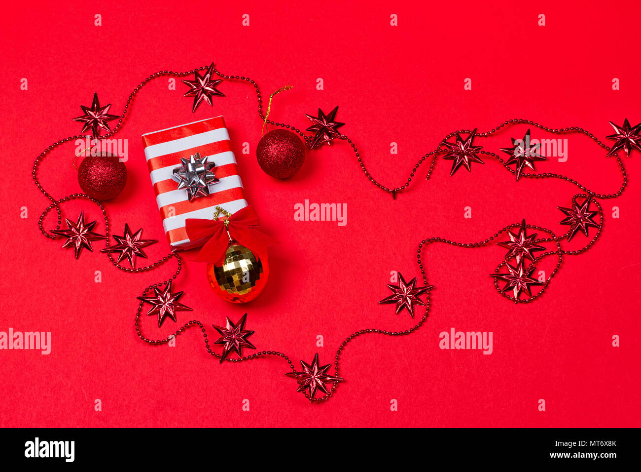 Cadeaux de Noël fond rouge et la décoration sur le fond rouge Banque D'Images