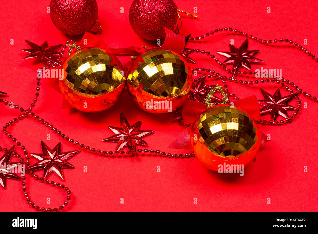 Cadeaux de Noël fond rouge et la décoration sur le fond rouge Banque D'Images