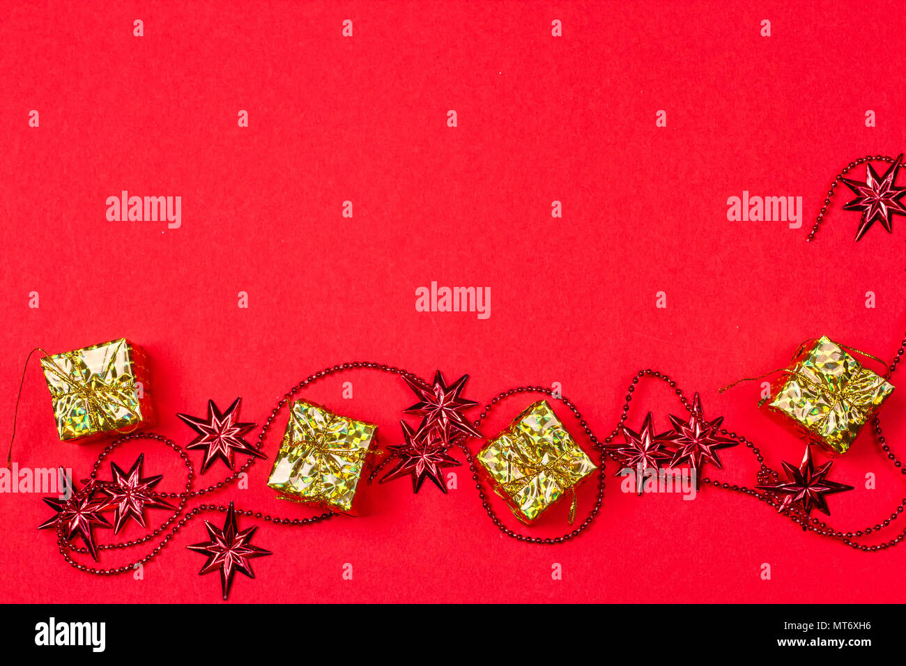 Cadeaux de Noël fond rouge et la décoration sur le fond rouge Banque D'Images