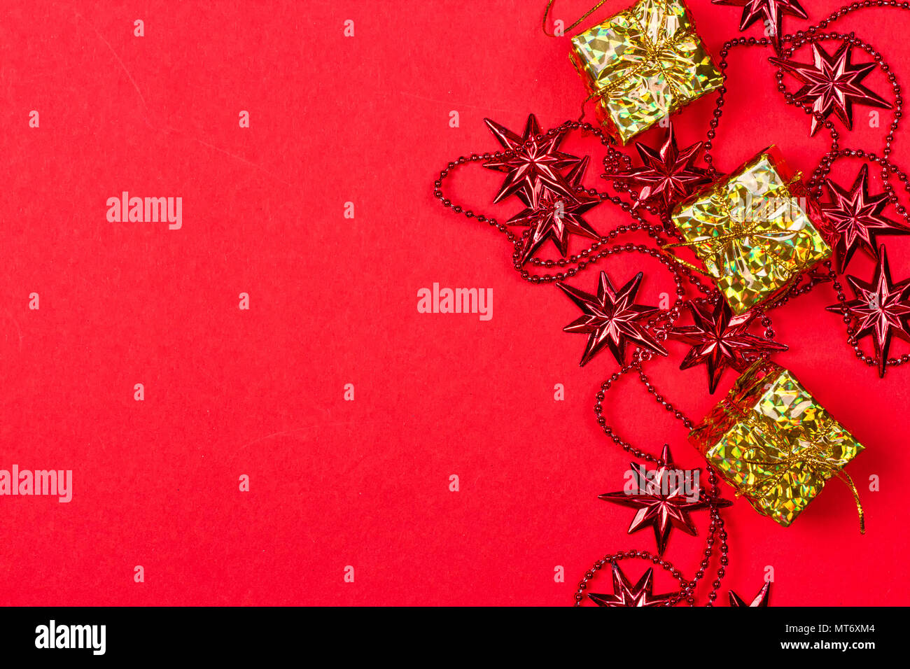 Cadeaux de Noël fond rouge et la décoration sur le fond rouge Banque D'Images