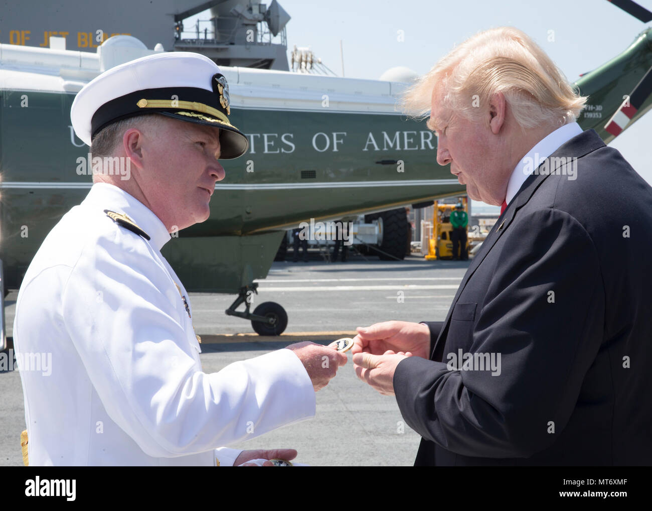 L'USS Gerald R. Ford (CVN-78) est le navire principal des porte-avions de classe Ford et est entré en service dans l'US Navy en 2017. L’image d’archives documente un échange cérémoniel mené après la mise en service du navire à la base navale de Norfolk. Banque D'Images