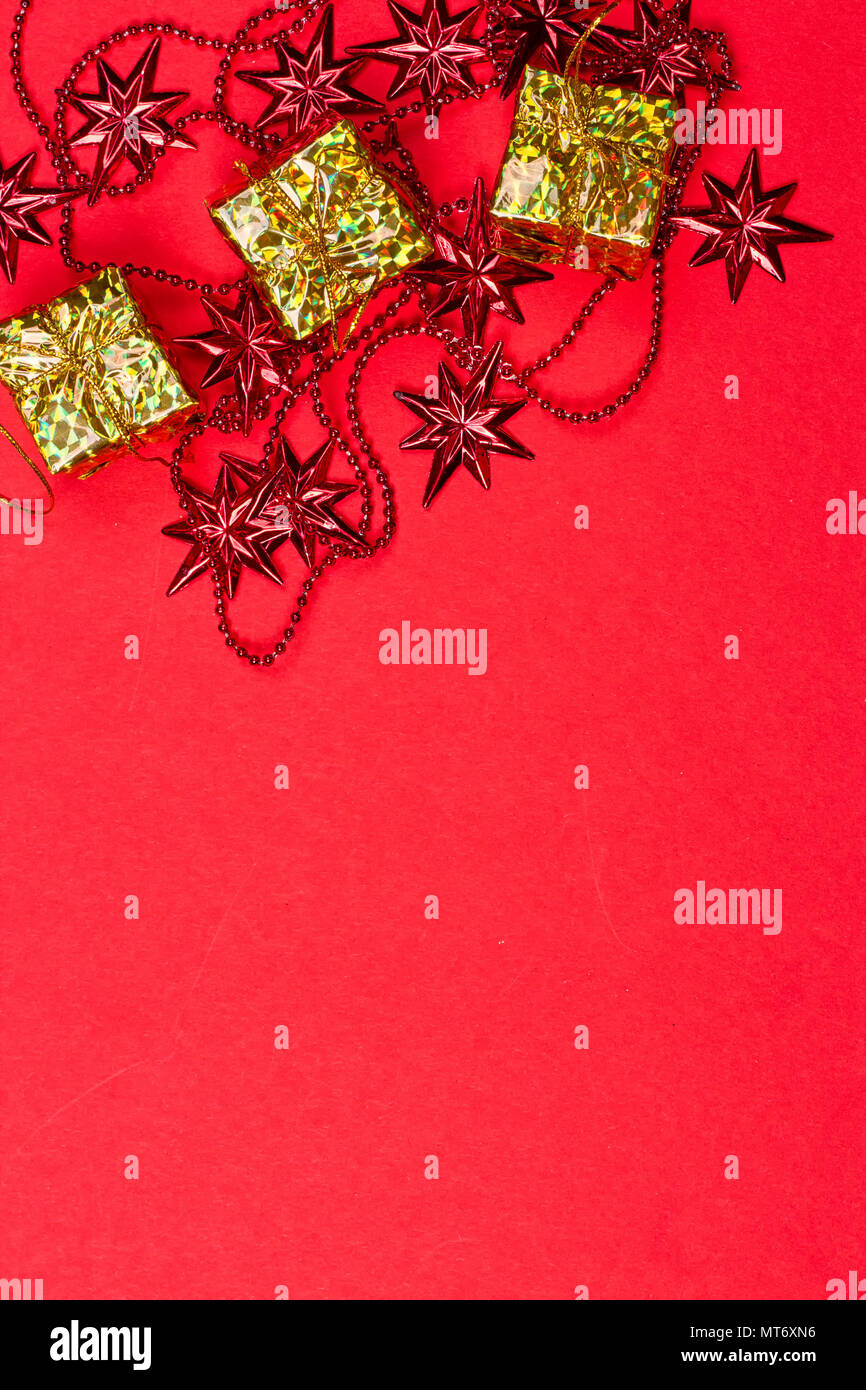 Cadeaux de Noël fond rouge et la décoration sur le fond rouge Banque D'Images