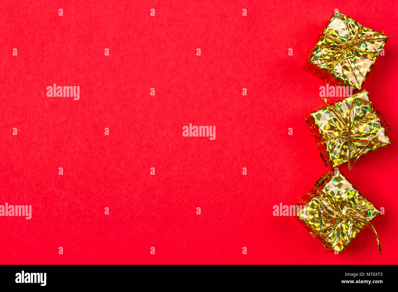 Cadeaux de Noël fond rouge et la décoration sur le fond rouge Banque D'Images