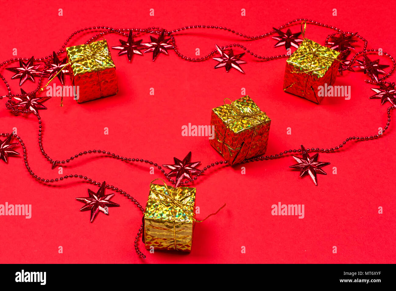 Cadeaux de Noël fond rouge et la décoration sur le fond rouge Banque D'Images