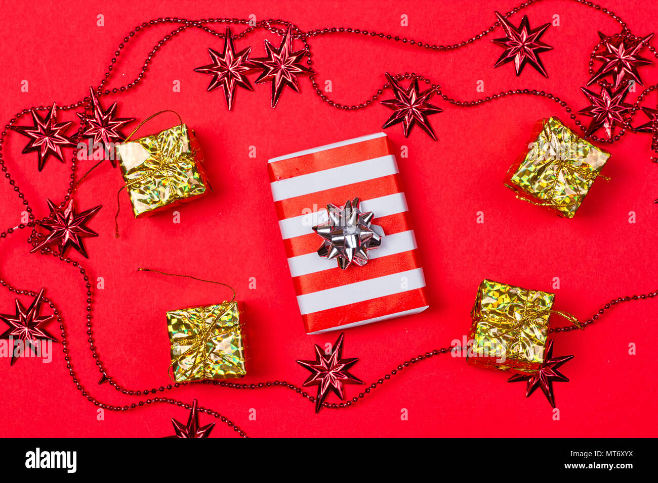 Cadeaux de Noël fond rouge et la décoration sur le fond rouge Banque D'Images