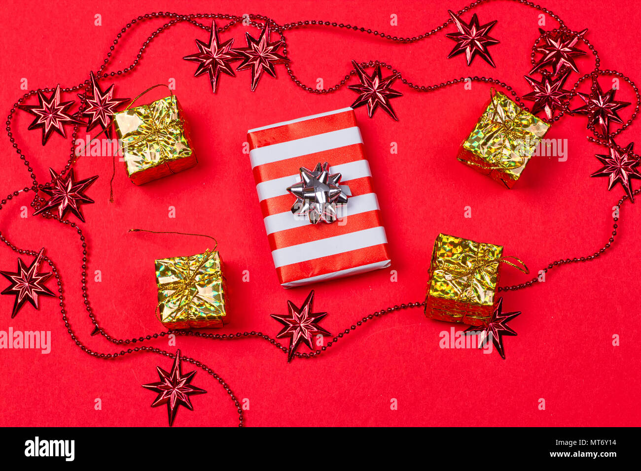 Cadeaux de Noël fond rouge et la décoration sur le fond rouge Banque D'Images