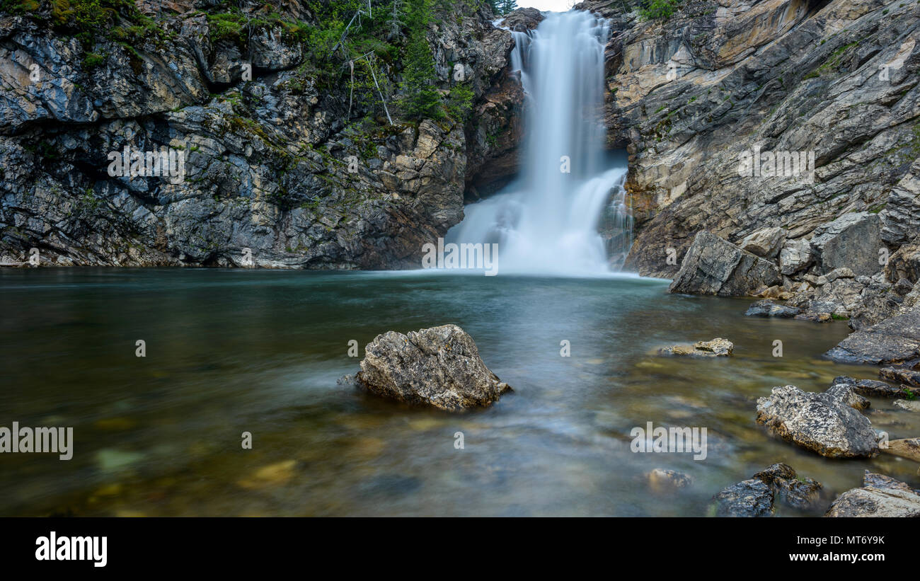 Cascades et Rocky Pond - un grand angle de vue de l'exécution de Eagle Falls et son éperon de l étang à deux dans la région de la vallée de la médecine de Glacier National Park, USA. Banque D'Images