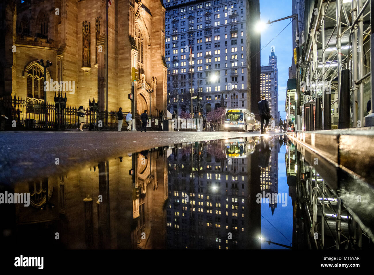 Les feux de bâtiments et reflété dans une flaque d'eau dans les rues de Manhattan. Manhattan, New York, United States. 1er mai 2018. Banque D'Images