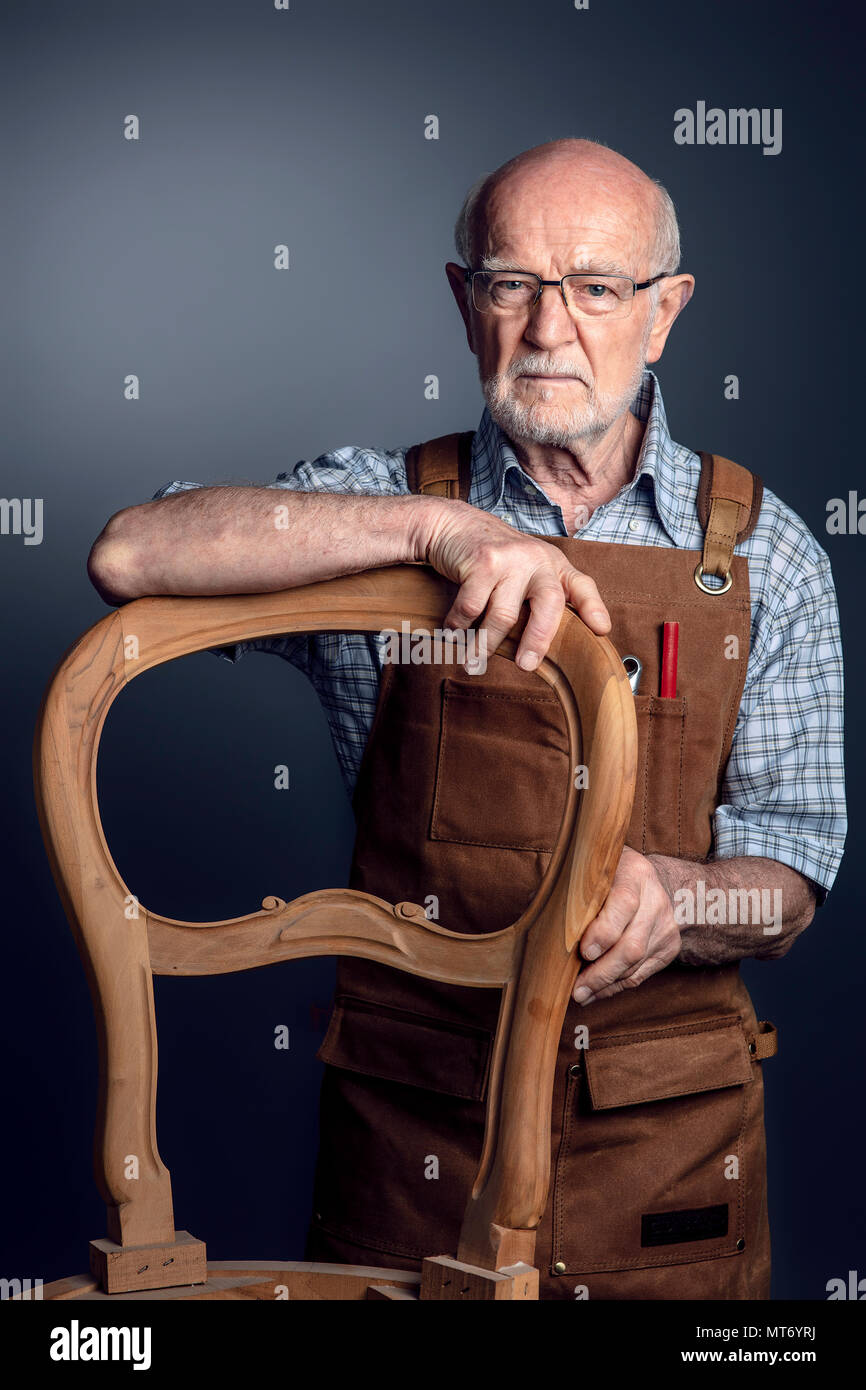 Studio portrait of senior artisan Banque D'Images