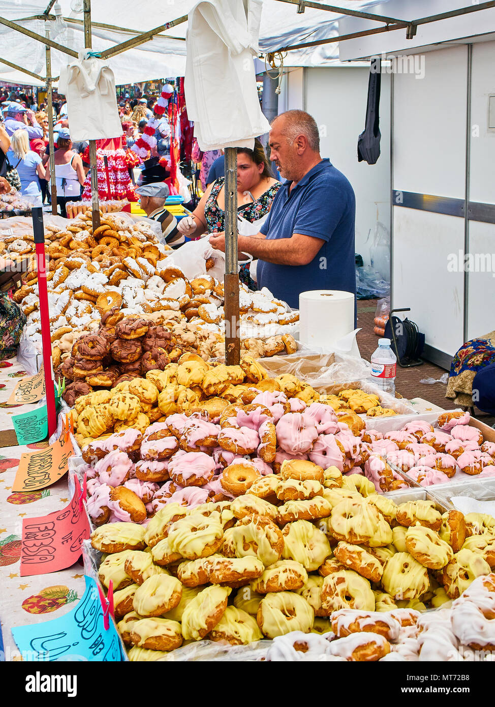 Vente boulangerie del Santo, Rosquillas doux espagnol typique, dans une boulangerie stand au salon fête de San Isidro à Pradera de San Isidro de Madrid parc Banque D'Images