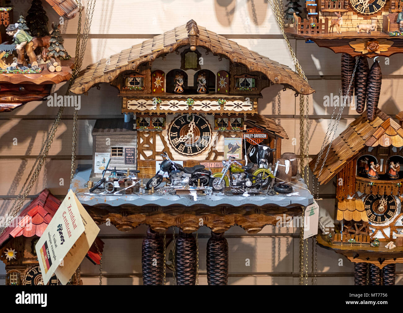 Une Harley Davidson Cuckoo Clock pour vente à Drubba Réveil & Cadeaux à Regensburg, Allemagne. Banque D'Images
