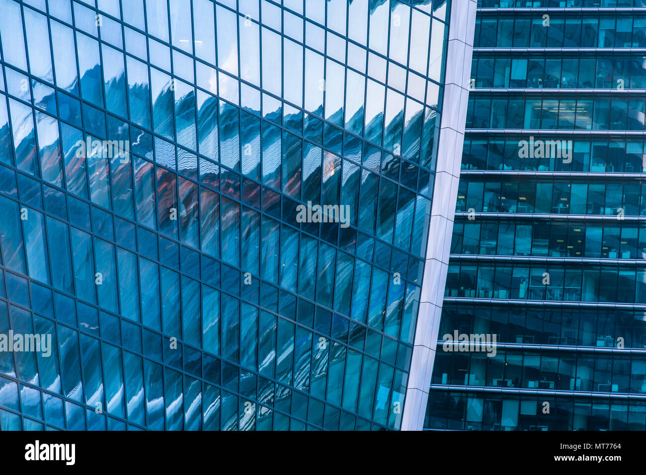 Gratte-ciel moderne en verre, paroi en verre d'immeubles de bureaux Banque D'Images