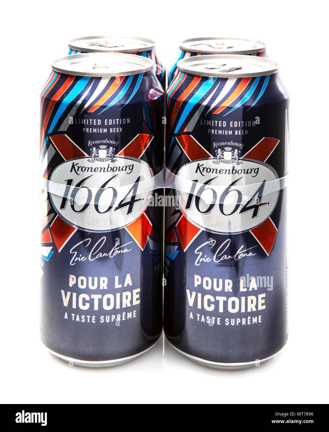 SWINDON, Royaume-Uni - Mai 13, 2018 : 4 canettes de Kronenbourg 1664 limited edition Eric Cantona pour la victoire lager sur un fond blanc. Banque D'Images