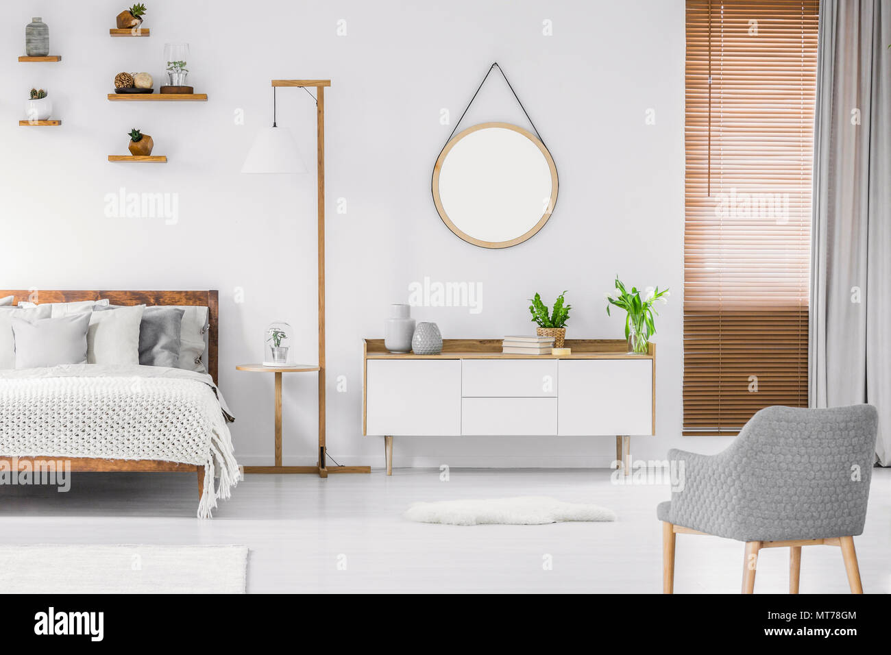 Chambre blanche de style scandinave intérieur avec miroir rond sur le ...