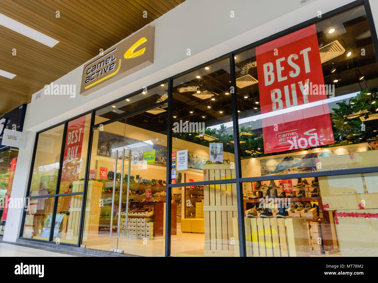 Penang, Malaisie - Nov 11, 2017 : Boutique Camel Active camel active.  occasionnels et caractérise les vêtements modernes comme les vestes,  pantalons, pulls, Chemises et T-sh Photo Stock - Alamy