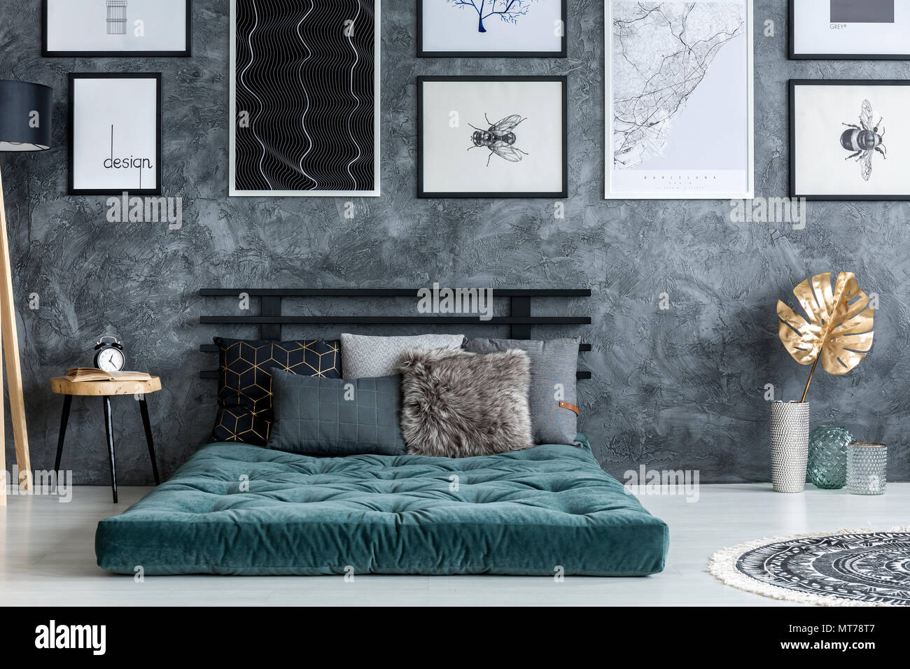La feuille d'or près de green matelas avec des oreillers en intérieur chambre à coucher moderne avec une galerie d'affiches Banque D'Images