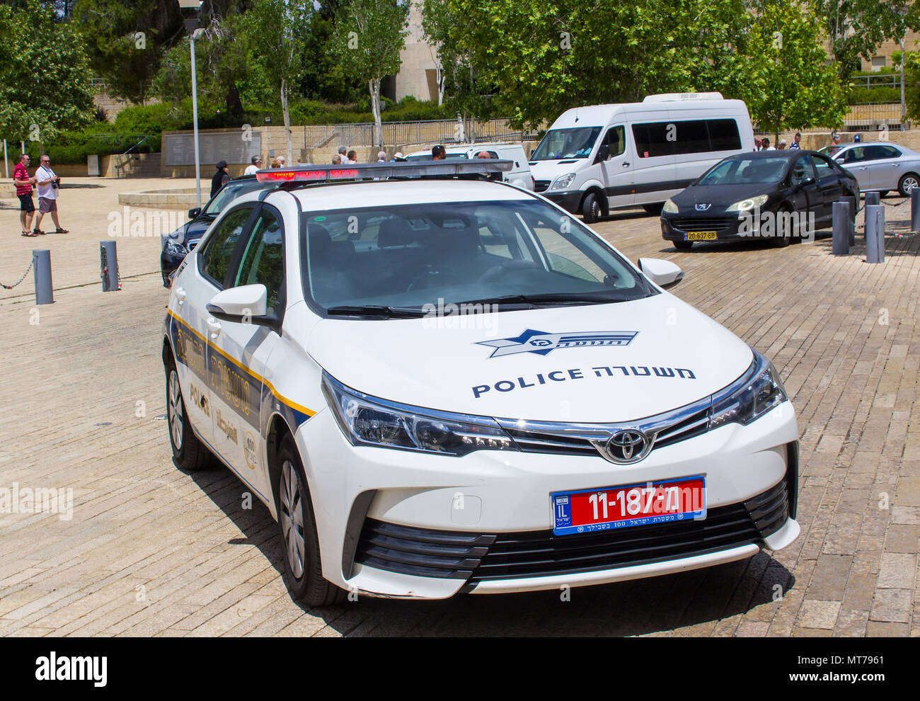 9 mai 2018 une voiture de la Police israélienne en état d'alerte à l'extérieur le Musée de l'holocauste à Jérusalem Israël Banque D'Images