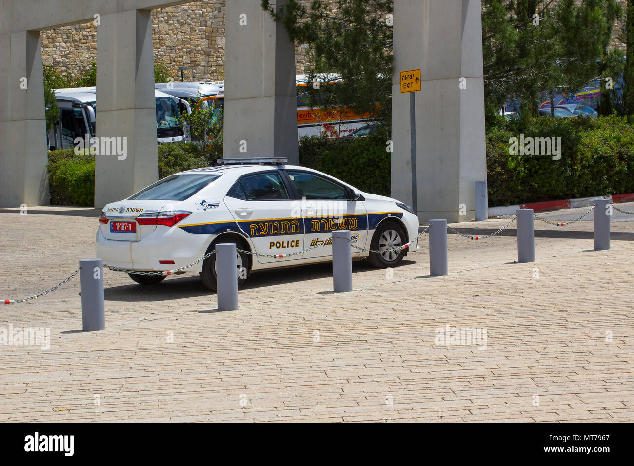 9 mai 2018 une voiture de la Police israélienne en état d'alerte à l'extérieur le Musée de l'holocauste à Jérusalem Israël Banque D'Images