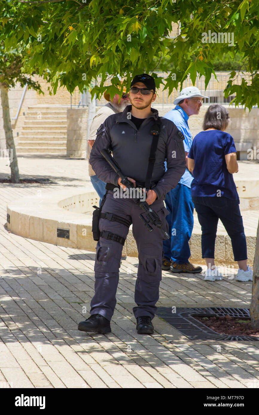 8 mai 2018 Des agents de sécurité armés à l'entrée du Musée de Yad Vashem à Jérusalem, Israël en tant qu'ils attendent l'arrivée d'un dignitaire en visite Banque D'Images