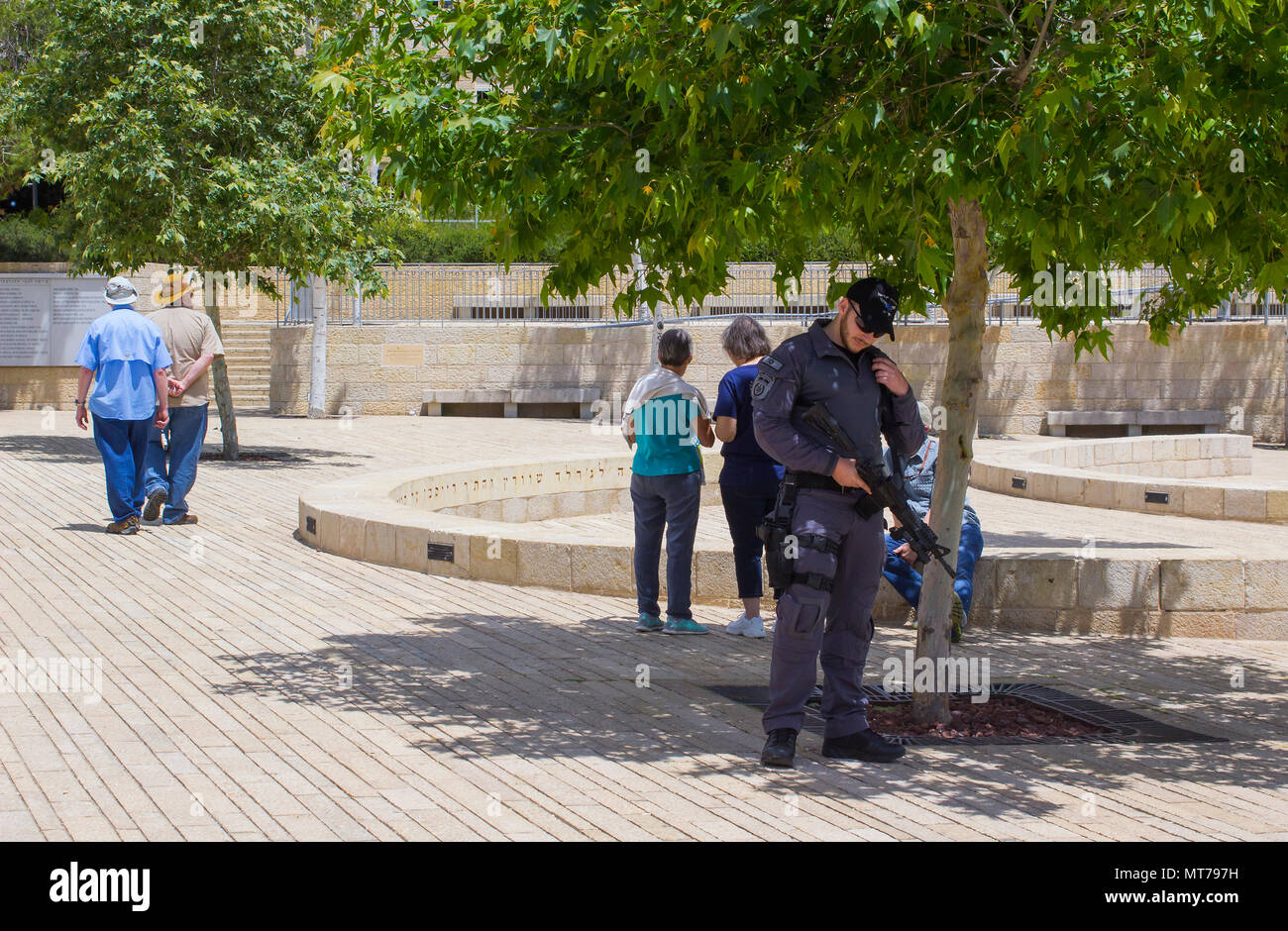 8 mai 2018 Des agents de sécurité armés à l'entrée du Musée de Yad Vashem à Jérusalem, Israël en tant qu'ils attendent l'arrivée d'un dignitaire en visite Banque D'Images